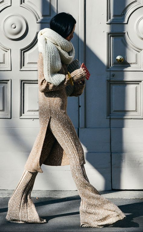 Street Style 2016, Walking Down The Street, Knit Fashion, Mode Inspiration, Cozy Knits, Sweaters Oversized, Fashion Details, Autumn Winter Fashion, The Streets