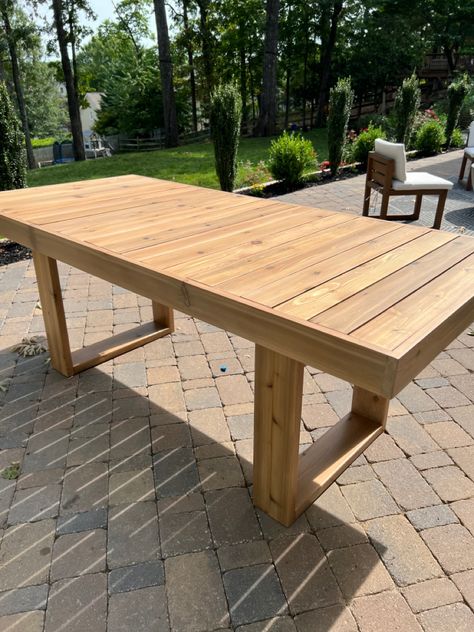 Diy Outdoor Dinner Table, Scrap Wood Table Diy, Cedar Patio Table, Exterior Table Design, Diy Modern Outdoor Table, Cedar Outdoor Table, Patio Dining Table Decor, Diy Outdoor Table Dining, Backyard Table Ideas