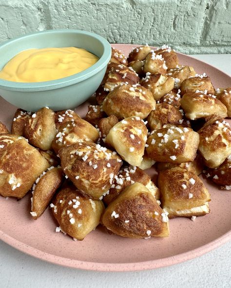 Biscuit Pretzel Bites Pretzel Bites And Cheese Dip, Pretzel Bites Recipe Biscuit Dough, Pretzel Bites Biscuit Dough, Biscuit Soft Pretzels, Homemade Pretzel Bites With Biscuits, Easy Pretzel Dogs, Quick Pretzel Recipe, Soft Pretzel Bites From Biscuits, Easy Pretzel Bites Pillsbury