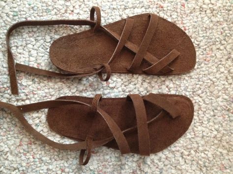 It is truly amazing some of things that you can make out of leather. Here are 60 leather craft ideas that will keep you crafting for a long time. Diy Leather Sandals, Make Your Own Shoes, Diy Sandals, Leather Making, Minimalist Shoes, Shoe Pattern, Barefoot Shoes, How To Make Shoes, Leather Projects