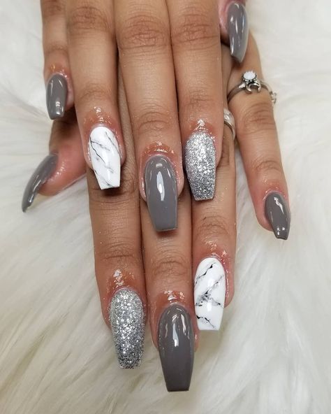 Gray Black White Nails, Grey Short Nail Designs, Short Grey Nails Ideas, Grey Valentine Nails, Grey Toe Nail Designs, Nardo Grey Nails, Dark Grey Nail Designs, Cute Grey Nails, Black And Grey Nails Designs