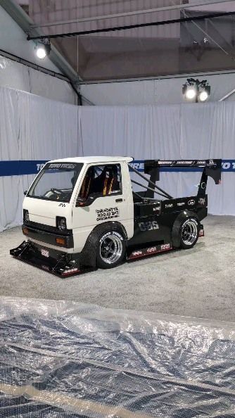 Larry Chen on Instagram: "First post from the 2023 @semashow! I don't know how @shawnb26 from @attackingtheclockracing does it every single time. This heavily modified time attack Kei truck is a thing of dreams. It's fully functional right now with a full @haltechecu, but his plans are to swap in a Hayabusa motor after SEMA. #attacktheclockracing #haltech #haltechecu #sema #semashow #sema2023 #sema23 #csfradiators #csfrace #radiumengineering #antigravitybatteries #googlepixel #teampixel" Larry Chen, Kei Truck, Suzuki Carry, Kei Car, Mini Truck, Mini Trucks, Modified Cars, Body Kit, Custom Cars