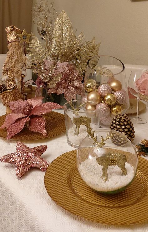 Pink And Rose Gold Christmas Decor, Pink And Gold Christmas Decor, Rose Gold Christmas Table, Knitting Patterns For Christmas, Christmas Candle Centerpieces, Diy Christmas Ornaments Rustic, Christmas Tree Roses, Christmas Desk Decorations, Pink Christmas Table