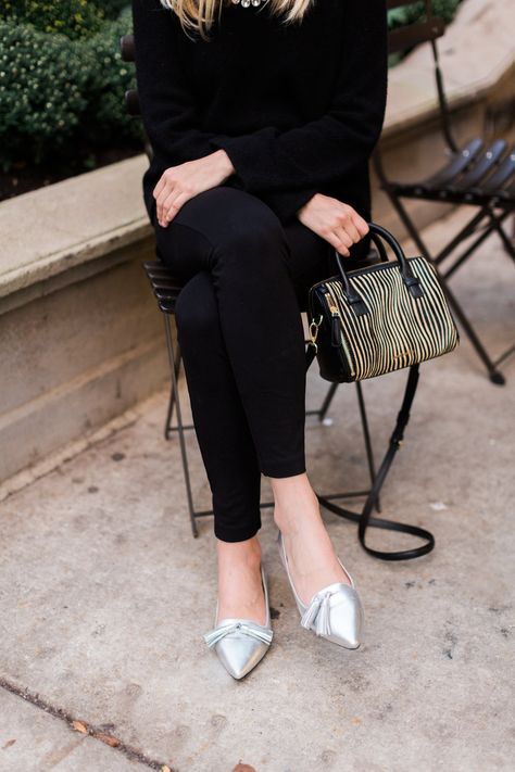 Silver Tassel Loafers | Charmingly Styled Silver Pointed Flats Outfit, Silver Flats Outfit 2023, Silver Shoes Outfit 2024, Silver Shoes Outfit Casual, Silver Flats Outfit, Silver Shoes Outfit, Grown Style, Paris Packing, Looks Jeans