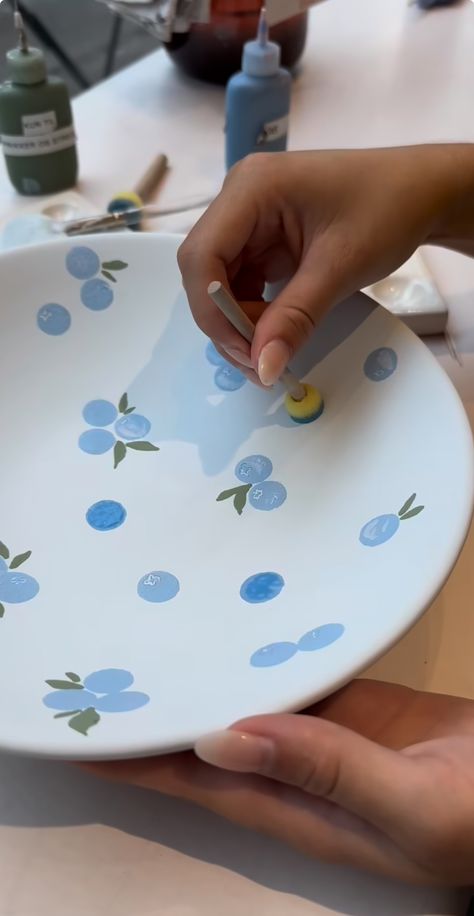 Aesthetic Ceramic Painting Ideas, Simple Pottery Ideas Painting, Drawing On Pottery Ideas, Special Plate Ideas, Clay Cafe Painting Ideas Plates, All Fired Up Pottery Ideas, Pottery Painting Coaster Ideas, Pasta Bowl Painting Ideas, Leaf Pottery Ideas