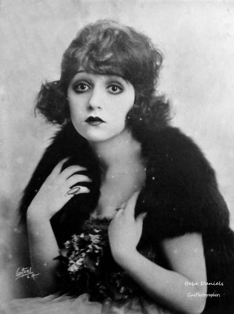 1920s Film Stars, Bebe Daniels 1930s, 1920s Actresses, 20th Century Aesthetic, Silent Screen Stars, 1920s Aesthetic, Bebe Daniels, 1920s Makeup, 1930's Style