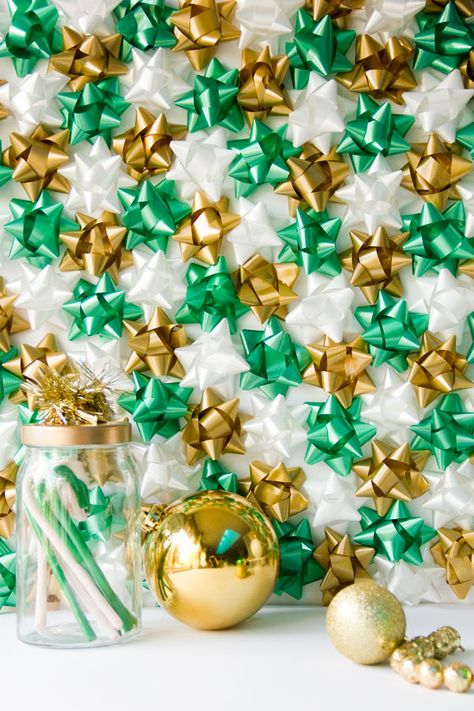 DIY Christmas Gift Bow Backdrop | Studio DIY®Christmas bows backdrop Bow Backdrop, Diy Christmas Photo, Diy Backdrops, Christmas Gift Bow, Holiday Photo Booth, Christmas Party Backdrop, Photography Backdrops Diy, Photo Backdrop Christmas, Christmas Bows Diy