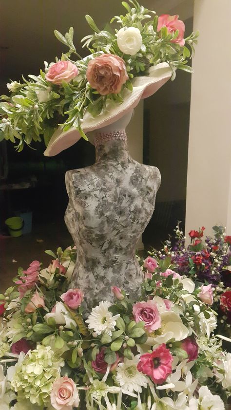 Ideas Para Decorar Jardines, Dress Form Decor, Mannequin Decor, Dress Form Christmas Tree, Mannequin Christmas Tree, Christmas Tree Dress, Mannequin Art, Tree Dress, Creative Flower Arrangements