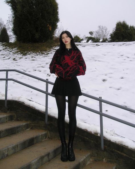 Goth Cold Weather Outfit, Cold Weather Goth Outfits, Dark Winter Aesthetic Outfits, Winter Outfits Emo, Winter Gothic Outfits, Punk Winter Outfits, Grunge Winter Outfits Cold, Goth Christmas Outfit, Everyday Goth Outfits