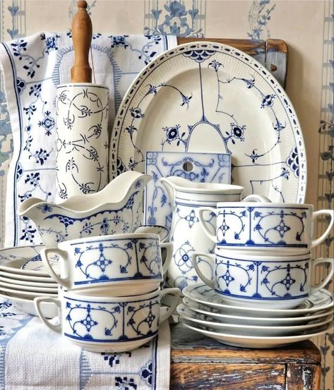 Dish Display, Blue White Decor, Fall Table Settings, Porcelain Tableware, Blue Onion, Keramik Design, Antique Plates, Pottery Dishes, White Dishes