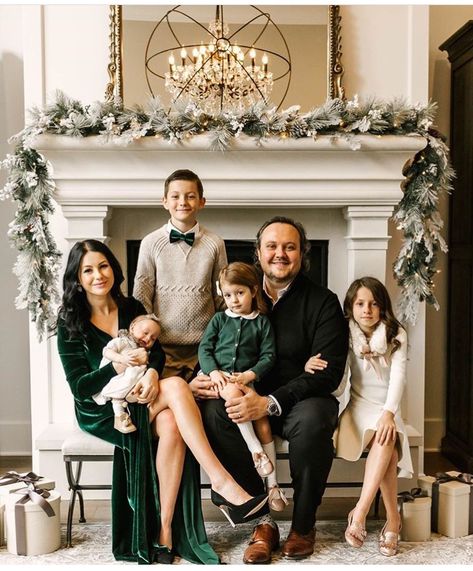 Holiday Photos Outfits, Family Christmas Pictures Outfits, Christmas Photos Outfits, Family Photo Outfits Winter, Christmas Pictures Outfits, Christmas Poses, Christmas Family Photoshoot, Family Christmas Outfits, Winter Family Photos