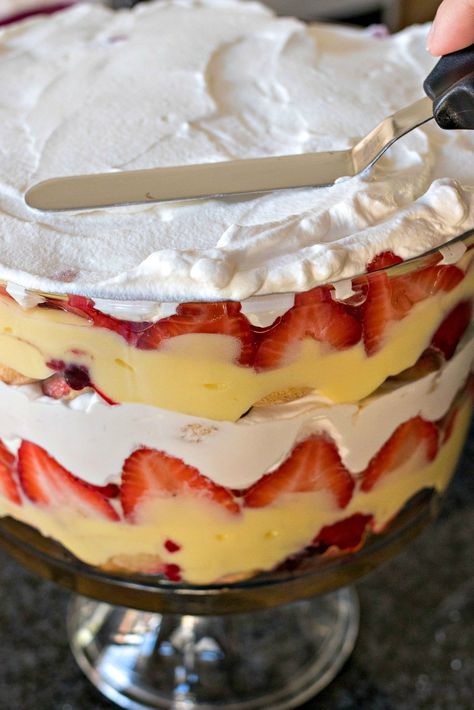 Traditional English Trifle - This traditional English trifle is a layered dessert made with ladyfingers soaked in sherry, fresh berries, vanilla pudding, and fresh whipped cream. The combination of these flavors and textures will blow you away! Traditional English Trifle, Strawberries Desserts, Trifle Easy, Shortcake Trifle, Trifle Bowl Recipes, English Trifle, Strawberry Shortcake Trifle, English Desserts, Trifle Recipes