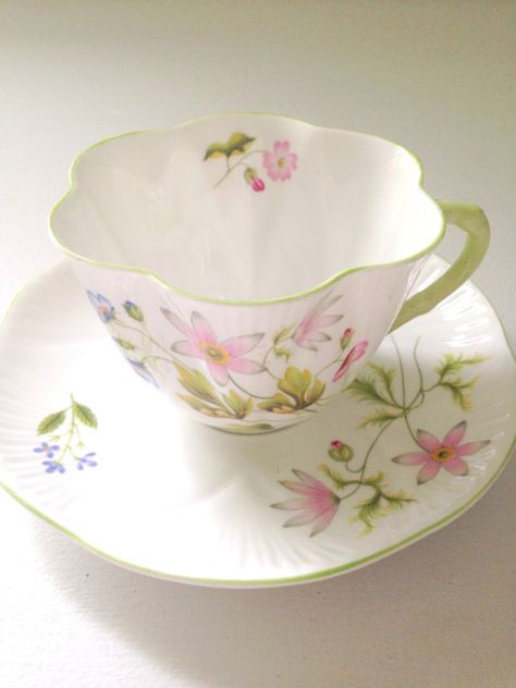 So delicate & sweet. My mum had this set. I own it now. Shelley Tea Cups, Antique Tea Cups, Cuppa Tea, Pretty Tea Cups, China Tea Sets, Bone China Tea Cups, Vintage Teacups, Antique Tea, China Tea Cups