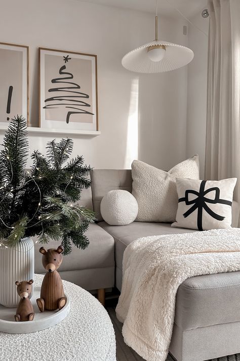 Minimal Christmas Decor Living Room, Christmas Decor Ideas For Living Room Coffee Tables, Small Apartment Christmas, Christmas Coffee Table Decor, Christmas Apartment, Cozy Christmas Decor, Christmas Room Decor, Christmas Living Rooms, Christmas Room