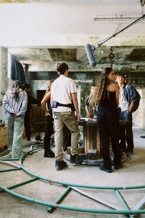 Casting Aesthetic Film, Film Set Outfit, Behind The Scenes Film Set, Film University Aesthetic, Indie Filmmaking Aesthetic, Cameraman Aesthetic, Film Producer Aesthetic, Film Production Aesthetic, Film Set Behind The Scenes