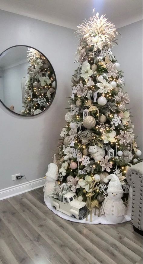 Winter Wonderland Christmas Decorations Apartment, Xmas Tree White And Silver, Gold And Grey Christmas Tree, White Gold Tree Christmas, Christmas Tree White Theme, White Grey Christmas Decor, Frosted Xmas Tree Ideas, Full Christmas Tree Decorating, Gold Silver And White Christmas Decor