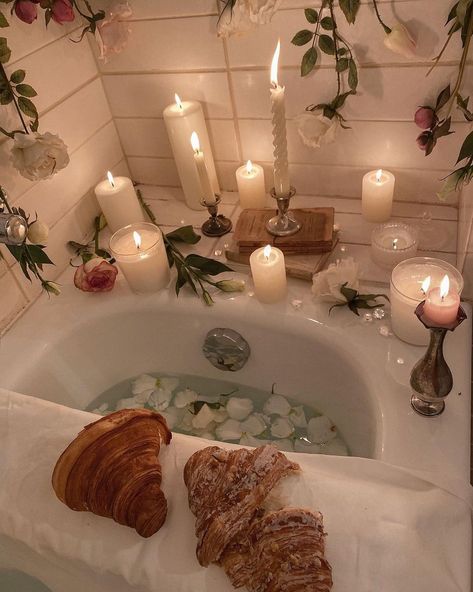 Spa Day Aesthetic, House Spa, Day Aesthetic, Tub Ideas, Cream Aesthetic, Bath Girls, Relaxing Bath, Bath House, Bubble Bath