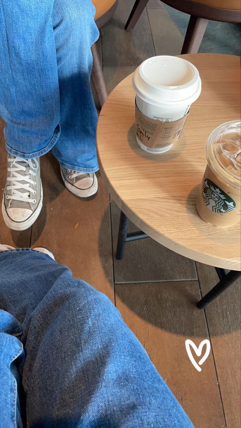 Coffee Date With Friends Aesthetic, Cafe Study Aesthetic With Friends, Cafe Aesthetic Friends, Starbucks Pics Aesthetic, Coffee Friends Aesthetic, Coffee Date With Best Friend, Coffee With Friends Instagram Story, Pic Inspo Instagram Friends, Cafe Friends Aesthetic