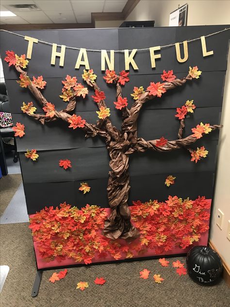 Thankfulness Tree Bulletin Board, Thanksgiving Tree Bulletin Board, Fall Tree Classroom Decorations, Thankful Tree Door Decoration, How To Make A Tree For A Bulletin Board, Thanksgiving Assembly Ideas, Fall Tree For Classroom Wall, Autumn Decor For Kindergarten, Classroom Thankful Tree