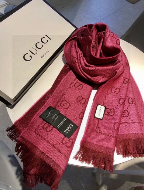 Lux Fashion, Elegant Shawl, Gucci Scarf, Scarf Outfit, Scarf Women Fashion, Mommy Style, Dolce E Gabbana, Womens Casual Outfits, Classy Outfits