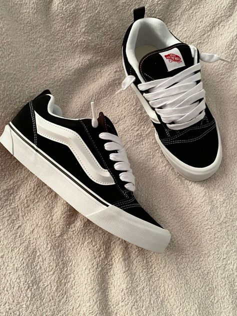 vans knu skool Shoes For Skateboarding, Cute Vans Outfits, Vans New Skool, Estilo Vans, Skater Vans, Vans Skate Shoes, Vans Old School, Pretty Sneakers, Old Skool Vans