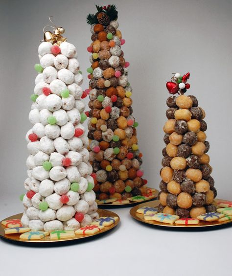 Donut Tree, Christmas Brunch Party, Edible Centerpieces, Holiday Dishes, Breakfast Party, Birthday Breakfast, Holiday Brunch, Donut Holes, Party Trays