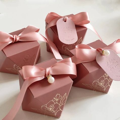 Pink Party Favors, Pink Favours, Anniversaire Diy, Candy Gift Box, Paper Candy, Candy Party Favors, Gift Wrap Box, Chocolate Packaging, Wedding Favors For Guests