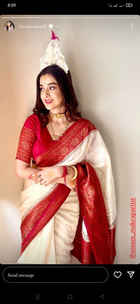 White And Red Bridal Saree, Bengali Engagement Look, Engagement Dress For Bride Indian Simple, Bengali Blouse Designs, Red Saree Bridal Look, Bengali Bride Saree, Bengali Reception Look, Simple Bengali Bridal Look, Bengali Bride Traditional Look