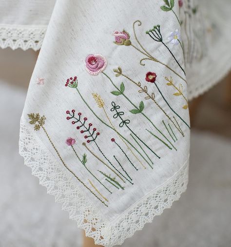 Ukrainian Tablecloth Embroidery with Flower Ornaments lace Hand Embroidery Table Cloth, Tablecloth Embroidery Ideas, Embroidery Tablecloth Pattern, Embroidery Table Runners, Table Cloth Embroidery, Embroidery Table Cloth, Free Christmas Borders, Tablecloth Embroidery, Embroidery Tablecloth