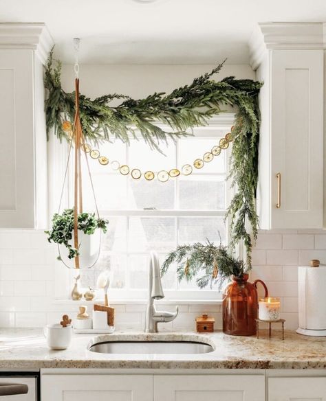 Wreath In Kitchen, Kitchen Greenery, Xmas Ornaments Diy, Greenhouse Studio, Greenery Decor, Christmas Window Decorations, Kitchen Cabinets Decor, Christmas Kitchen Decor, Diy Wreaths