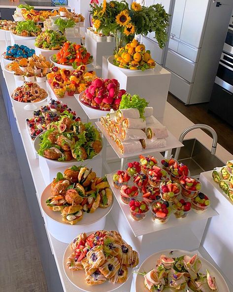 Sommer Mad, Catering Food Displays, Party Food Buffet, Catering Ideas Food, Party Food Platters, Catering Food, Food Displays, Snacks Für Party, Buffet Food