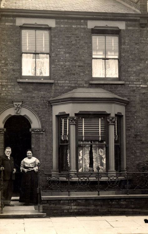 vintage everyday: 99 Interesting Found Photos Capture People Outside Their Houses From Between 1900s and 1910s Circus Book, Historic Windows, Terrace Houses, Edwardian England, Victorian Exterior, Found Photos, Vintage Homes, Shotgun House, London Buildings