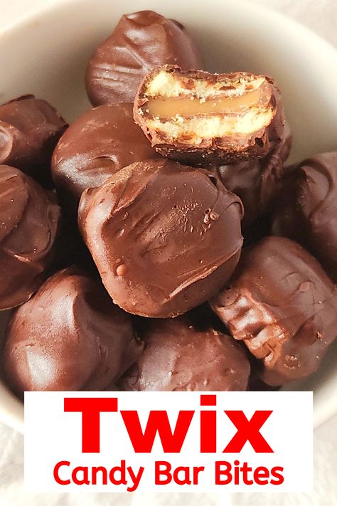 Copycat Twix Candy Bar Bites in a white bowl with one candy bar bite cut in half to show the caramel and crunchy wafer inside. Twix Candy Bar, Twix Bites, Twix Candy, Homemade Twix Bars, Bar Bites, Homemade Candy Bars, Candy Bar Recipe, Caramel Bites, Twix Bars