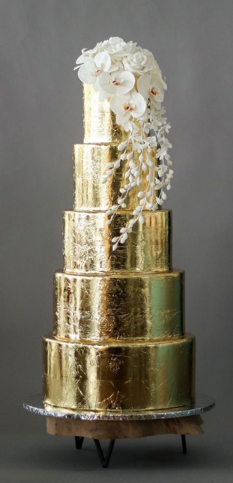 50 Artistic Masterpiece Wedding Cakes : Gold Cake with Sugar orchids Emerald And Gold Birthday Cake, White And Gold Cake Wedding, Great Gatsby Cake Ideas, Golden Cake Design, Gold Cake Design Birthday, Gold Tiered Cake, Gatsby Cakes, Wedding Cakes Gold, Gold Wedding Cakes