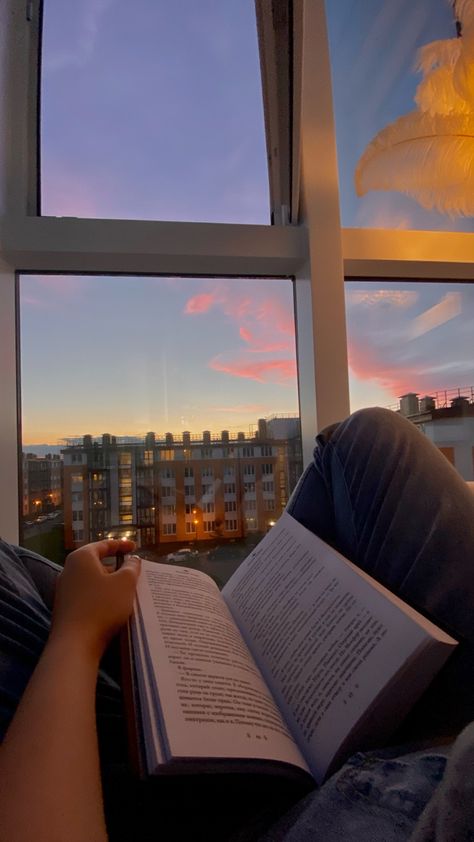 Reading and watching beautiful sunset Cozy Book Reading Aesthetic, Reading At Home Aesthetic, Cozy Evening At Home, Cozy Evening Aesthetic, Reading Aesthetic Cozy, Lecture Aesthetic, Cozy Reading Aesthetic, Book Reader Aesthetic, Book Worm Aesthetic