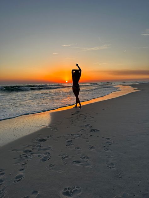 Beach Silouhette Aesthetic, Silhouette Beach Pictures, Sunset Silhouette Photography, Jamaica Photos, Sunrise Beach Photoshoot, Beach Sunset Photoshoot, Vacay Pics, Beach Silhouette, Sunset Beach Pictures