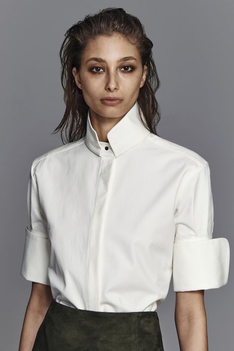 Nellie Partow Fall 2015 Ready-to-Wear Fashion Show   Incredible collar structure                                                                                                                                                     Más Perfect White Shirt, Classic White Shirt, Crisp White Shirt, Fashion Weeks, Fall 2015, White Shirts, Fashion Details, Classic White, White Tops