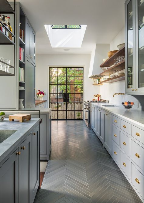 Gerry Smith Kitchen in Park Slope | Remodelista Narrow Kitchen Design, Small Galley Kitchen, Model Dapur, Indoor Outdoor Kitchen, Brooklyn Brownstone, Galley Kitchens, Narrow Kitchen, Classic Kitchen, Galley Kitchen