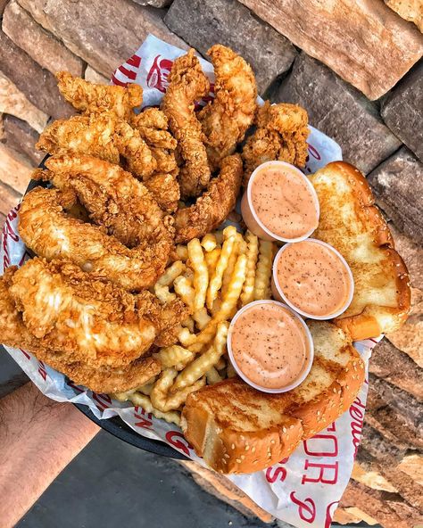 Drade on Instagram: “👻S P O O K Y👻 Spooky season may be upon us, but there’s nothing spookier than leaving a full platter of @raisingcanes unattended! 🔥🔥” Essen, Canes Food, Raising Canes, Soul Food Dinner, Junk Food Snacks, Food Babe, Food Therapy, Delicacy Food, Yummy Comfort Food