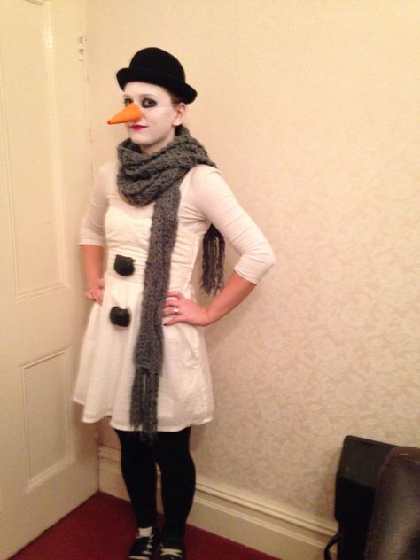 Snowman fancy dress Snowman Costume Woman, Christmas Party Outfits Funny, Christmas Characters Dress Up, Christmas Costumes Ideas, Snowman Fancy Dress, Christmas Character Costumes, Christmas Costumes Diy, Snowman Outfit, Xmas Fancy Dress