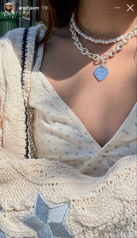 Tiffany Necklace Layering, Tiffany Toggle Necklace, Heart Necklace Tiffany, Tiffany Girls, Aesthetic 2000s, Tiffany And Co Necklace, Necklace Outfit, Tiffany Necklace, Toggle Necklace