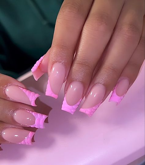 Pink French Tip Nails Design, Pink Croc Nails Short, Pink French Tip Designs, Short French Tip Acrylic Nails Pink, Croc Nails Pink, Croc Nail Design French Tip, Pink Croc Nails Acrylic, 3d Croc Nails, French Croc Nails