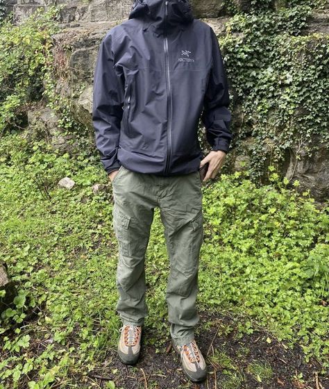 gorpcore - arcteryx Fashion Men Outfits, Hiking Outfit Men, Gorpcore Fashion, Mens Outdoor Fashion, Arcteryx Mens, Mens Outdoor Clothing, Summer Hiking Outfit, Street Style Outfits Men, Mens Outfit Inspiration