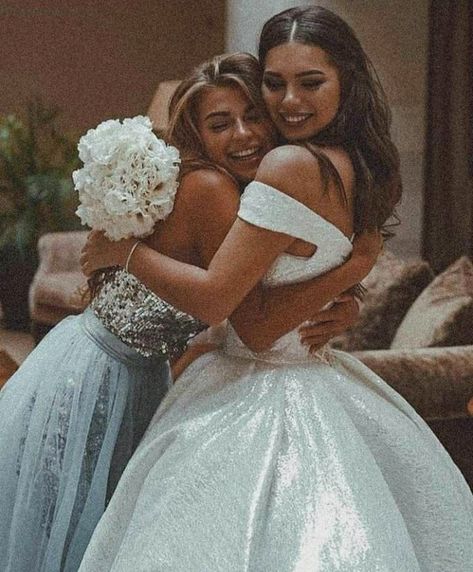 Bridesmaid Photoshoot, Wedding Portrait Poses, Wedding Picture Poses, Bridesmaids Photos, Wedding Photos Poses, Wedding Goals, Friend Photoshoot, Wedding Pics, Wedding Poses