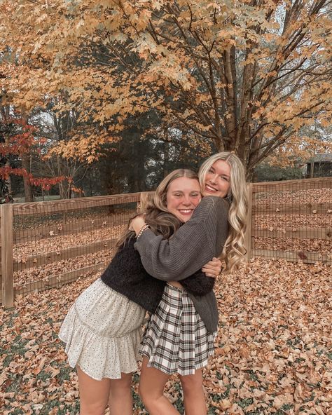 Fall Best Friend Pics, Bsf Pumpkin Patch Pics, Fall Pics To Take With Friends, Fall Photoshoot Outfits Friends, Fall Photos With Best Friend, Fall Inspired Pictures, Cute Fall Best Friend Pictures, Cute Pumpkin Patch Pictures Friends, Sorority Fall Photoshoot