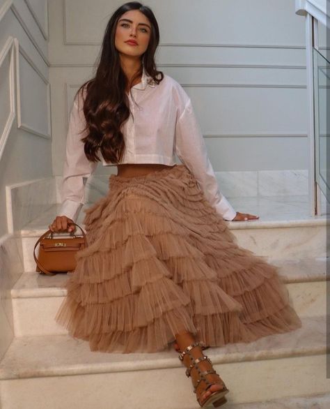 Tuille Skirt, Ruffle Skirt Outfit, Tulle Skirts Outfit, Spring Skirt Outfits, Gonna In Tulle, Look Office, Fashion Vocabulary, Geek Fashion, Arab Fashion