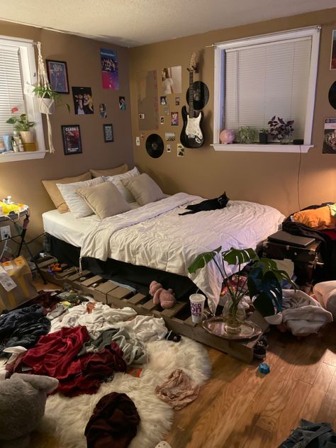 Small Messy Bedroom, Normal Bedroom, Old Van, Cluttered Bedroom, Messy Bedroom, Messy Bed, Dirty Room, Home On Wheels, Messy Room