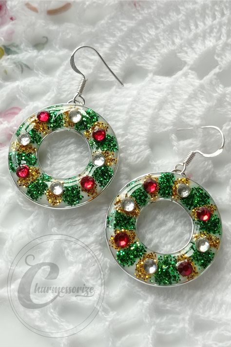 HOW TO MAKE AN UV RESIN JEWELRY? Diy Christmas Gifts With Resin, Resin Holiday Crafts, Uv Resin Christmas Earrings, Christmas Resin Jewelry Ideas, Resin Earrings Christmas, Christmas Resin Earrings Diy, Xmas Resin Ideas, Christmas Accessories Diy, Resin Jewelry Diy Ideas