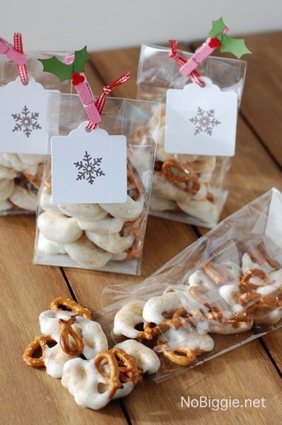 Looking for pretty, unique, and inexpensive ways to package up your homemade Christmas cookies and treats this year? Here's a great list of 15 different ways to package them! Christmas Cookie Wrapping Ideas, Homemade Christmas Treats, White Chocolate Caramel, Christmas Cookies Packaging, White Chocolate Pretzels, Chocolate Caramel Pretzels, Caramel Pretzels, Christmas Food Gifts, Christmas Sweets