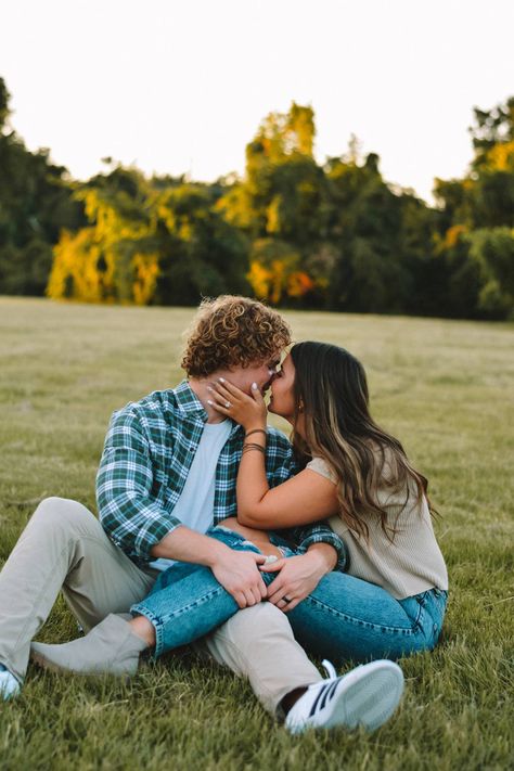 Picture For Couples Ideas, Couple Picture Poses Mirror, Fun Casual Couple Photoshoot, Trail Photoshoot Couple, Photoshoot Couples Poses, Couple Photoshoot Poses Engagement, Matching Fall Couple Outfits, Couples Photo Shoot Ideas Casual, Love Photography Ideas